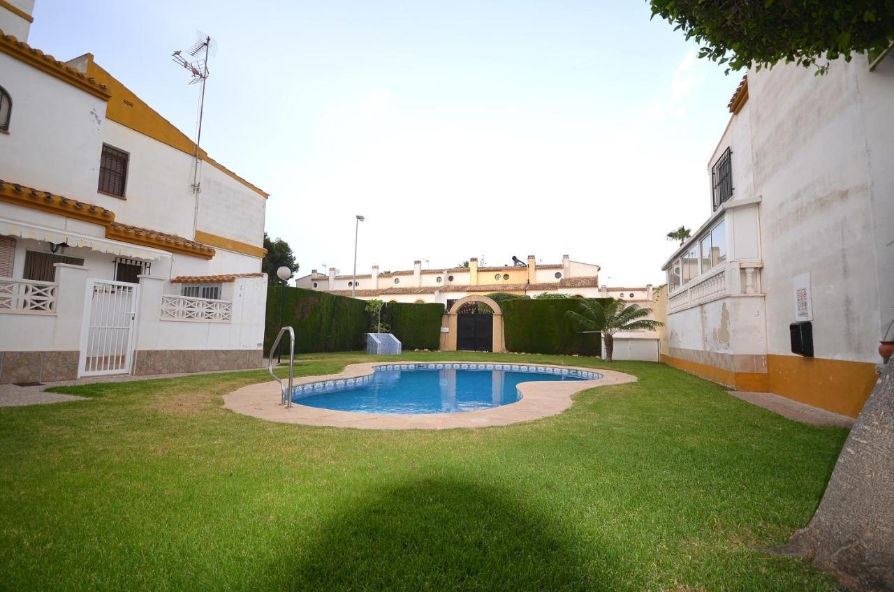 Вилла Agradable Adosado Con Piscina, Duchas Hidromasaje Торевьиа Экстерьер фото