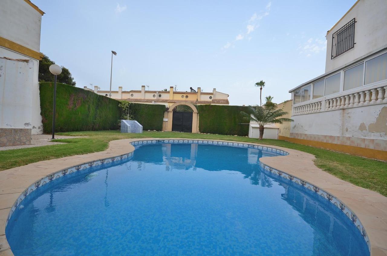 Вилла Agradable Adosado Con Piscina, Duchas Hidromasaje Торевьиа Экстерьер фото